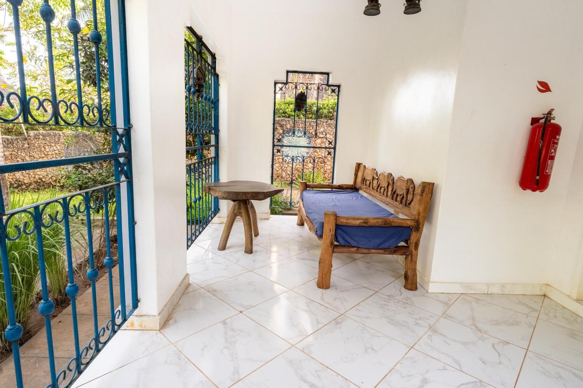 Queens Chateau Boutique Villa Diani Beach Exterior photo
